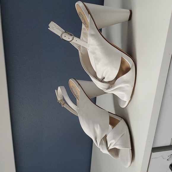 Vince Camuto Kattie White Leather Pumps Size 8.5 Classic Heels, Minor Heel Wear - Picture 2 of 14